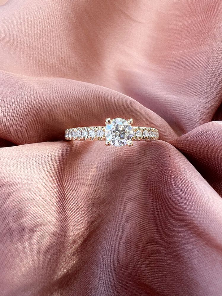 Wunderschöner Solitärring aus Gelbgold mit Brillanten und Seitensteinen – 14 Karat 0,67 ct.