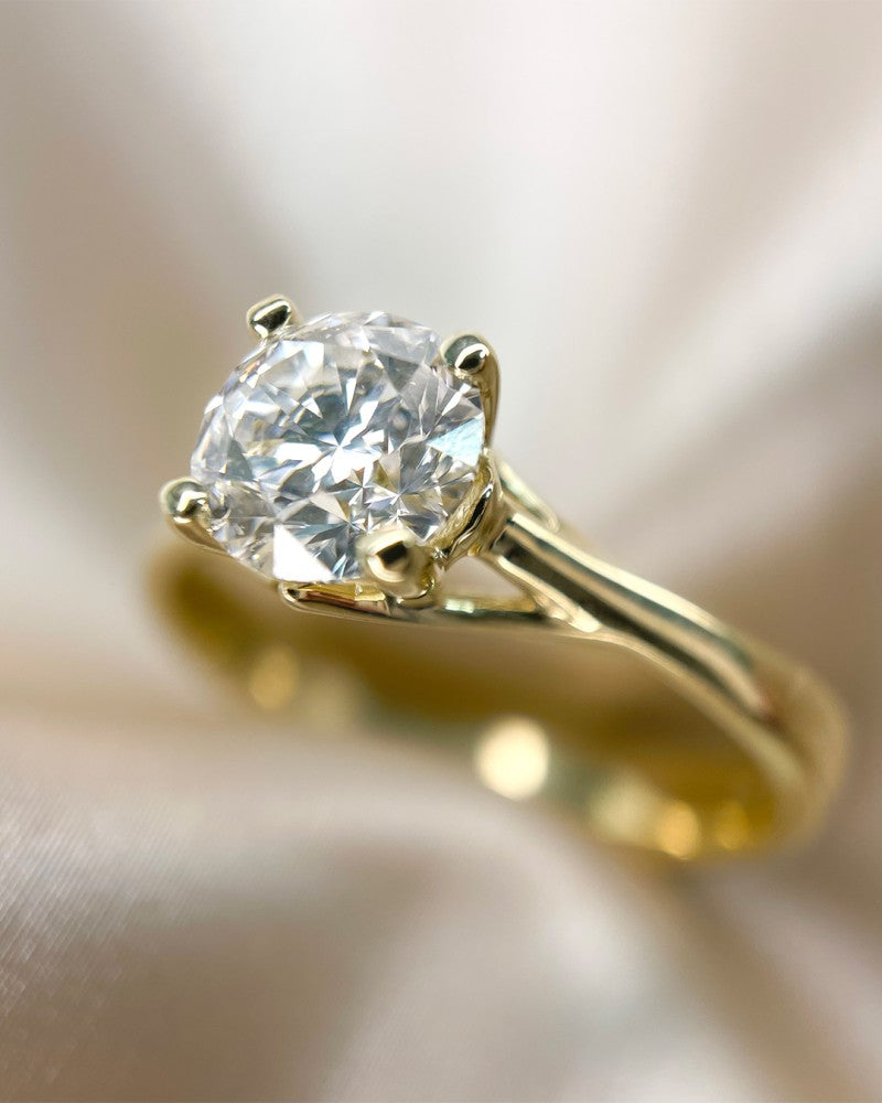 Gelbgold Solitärring mit 1,00 Karat Lab-Grown Diamant – Der perfekte Ausdruck von Liebe und Eleganz 1.00 ct.