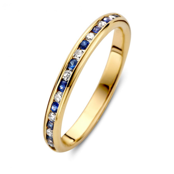 De Verfijnde Geelgouden Rijring met Diamant en Blauwe Saffier in Railszetting van Excellent Jewelry heeft een elegante, doorlopende rij blauwe saffieren en diamanten, stijlvol verwerkt in een slanke band.