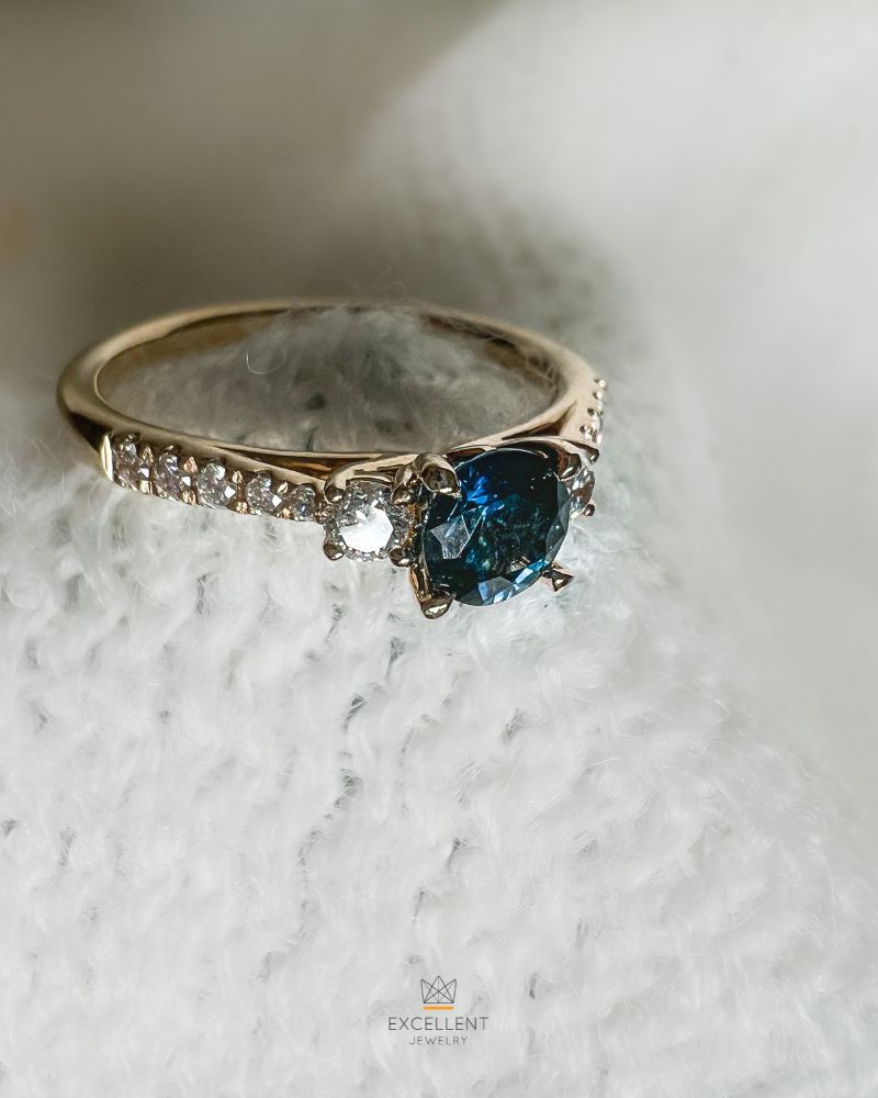 Eleganter Gelbgoldring mit wunderschönem Saphir und Brillanten