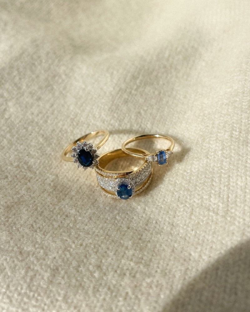 Einzigartiger Gelbgoldring mit Smaragdschliff-Saphir und tropfenförmigen Diamanten