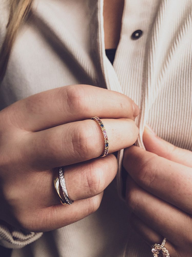 Fröhlicher Gelbgoldring mit Regenbogen-Saphir – Verspielt und Farbenfroh