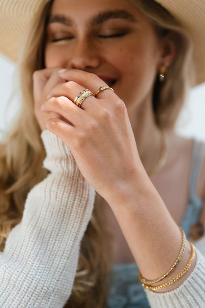 Gelbgoldener Ring mit Regenbogen-Saphir in schlichter Krappenfassung – Bunt und elegant