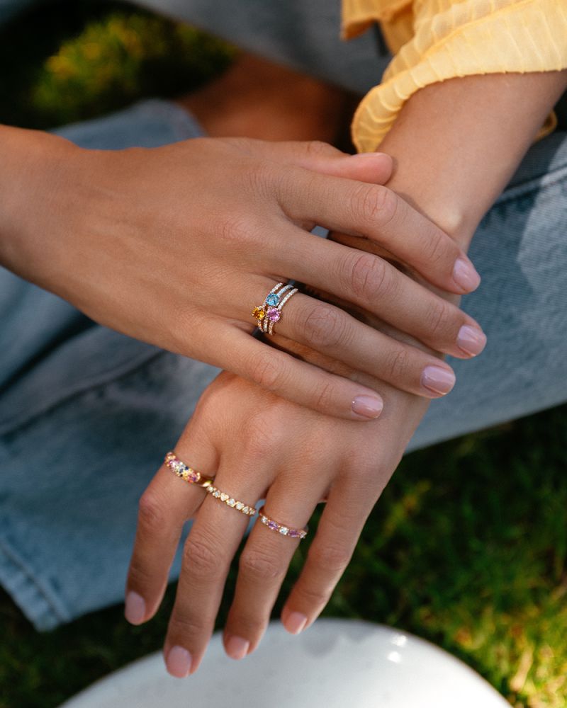 Luxuriöser Gelbgoldring mit Regenbogensaphir und Pavé-Diamanten – Festlicher Ring aus 14 Karat Gold