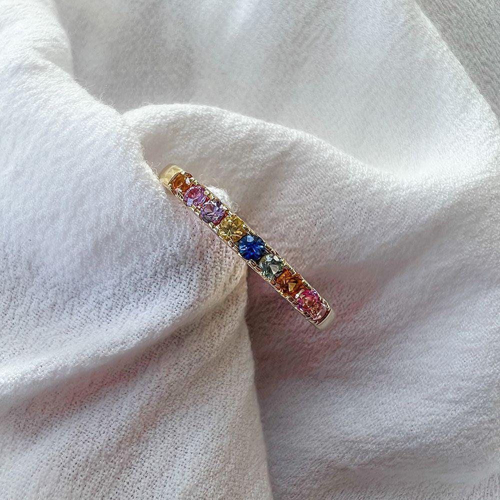 Gelbgoldener Ring mit Regenbogen-Saphir in schlichter Krappenfassung – Bunt und elegant