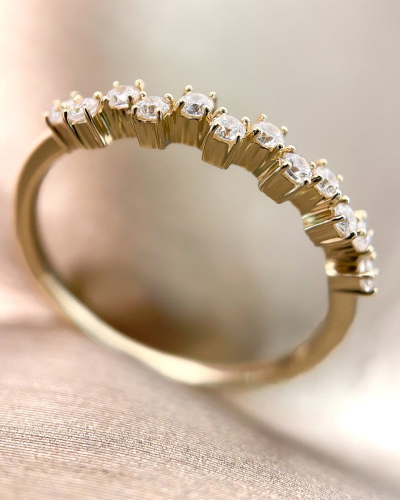 Feiner Gelbgoldring mit funkelnden Zirkonia – 14 Karat Gelbgold