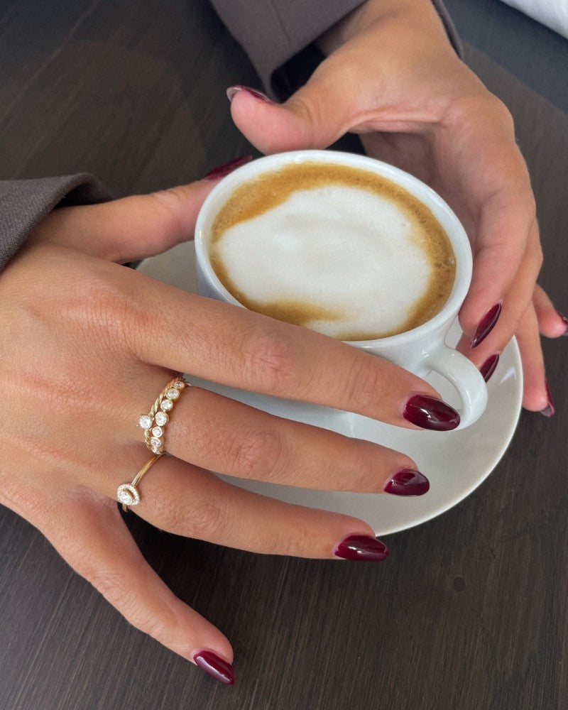 Goldener Solitärring mit gedrehter Ringschiene und Zirkonia – Zeitlose Eleganz