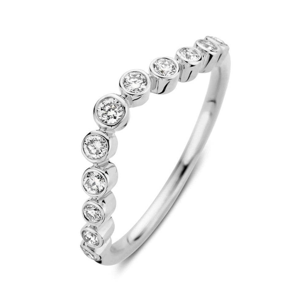 Ring aus Weißgold mit 0,26 ct. Diamanten in verschiedenen Größen entlang der Welle