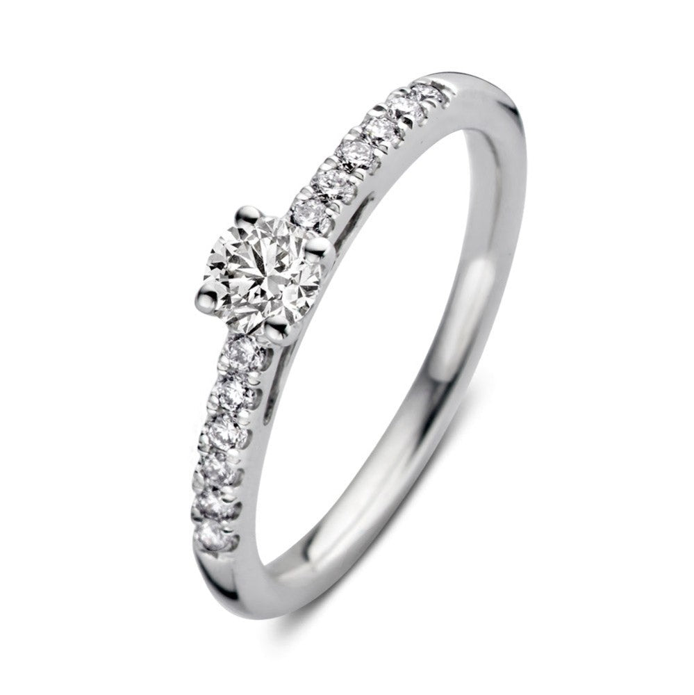 Ring aus Weißgold mit einem zentralen Diamanten und kleinen Diamanten entlang des Rings