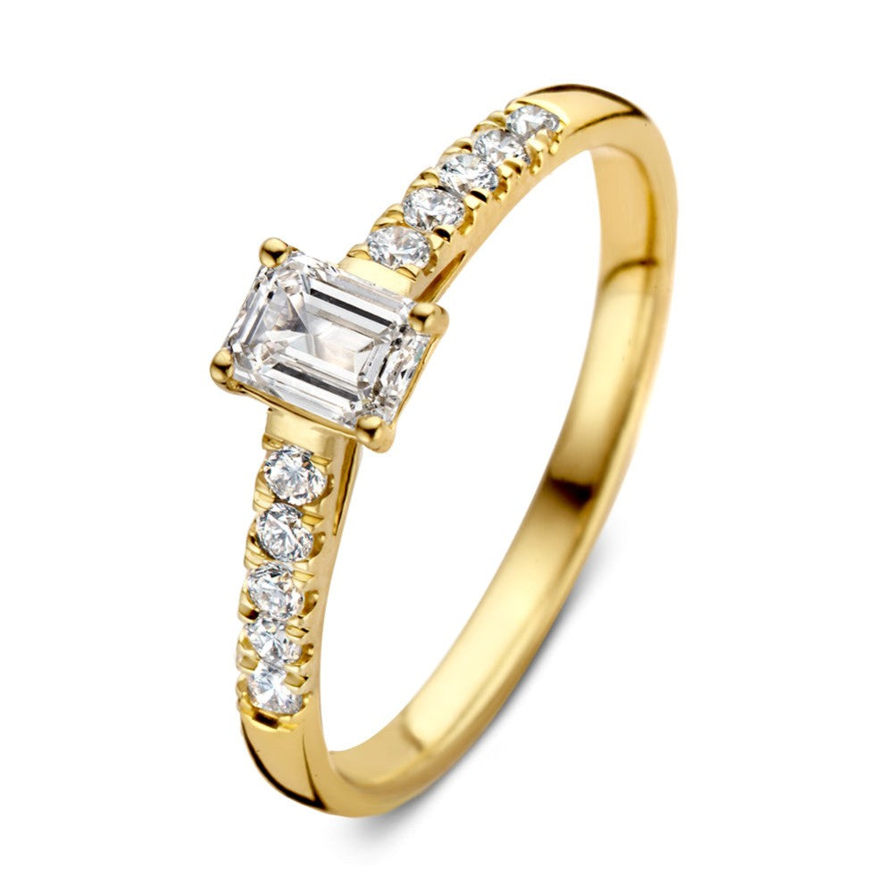 Ring aus Gelbgold mit rechteckigem Zirkonia und kleinen, runden Zirkonias entlang des Rings