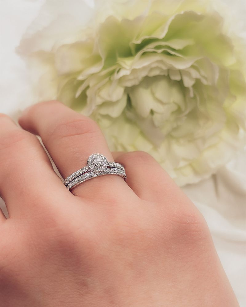 14 Karat Weißgold Ring mit 0,14 Karat Brillant in Chatonfassung