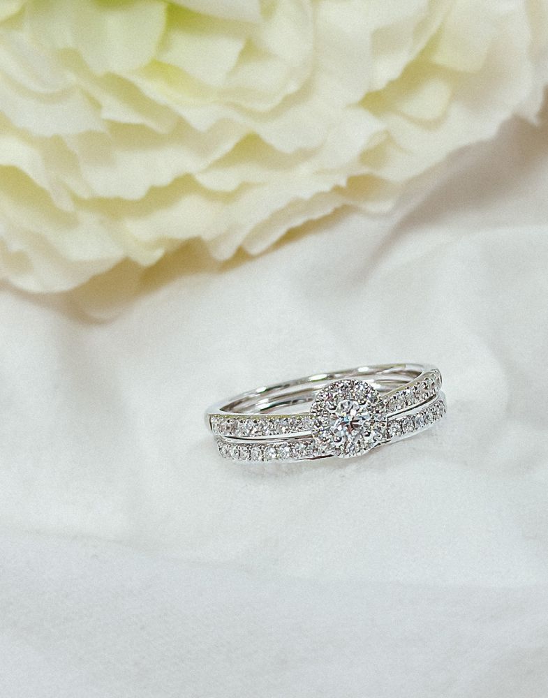 14 Karat Weißgold Ring mit 0,14 Karat Brillant in Chatonfassung