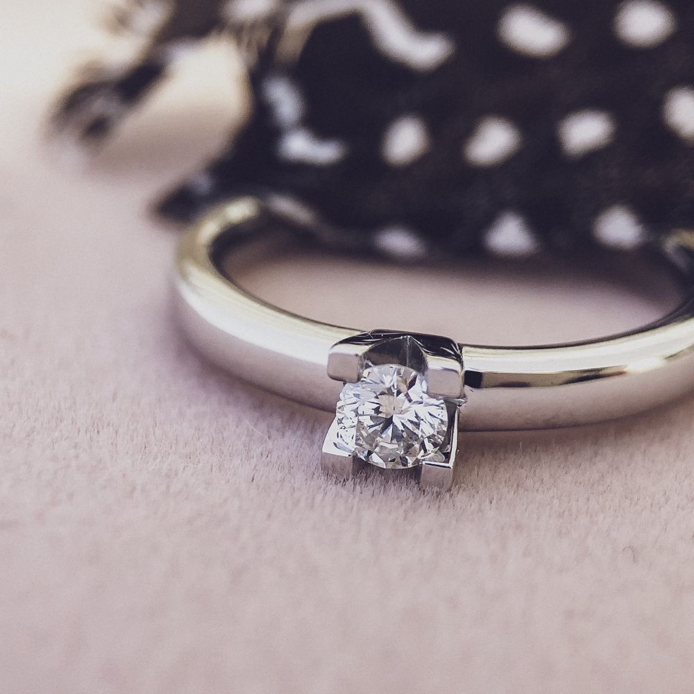 14 Karat Weißgoldring mit 0,19 Karat Brillant-Diamant im modernen Stil