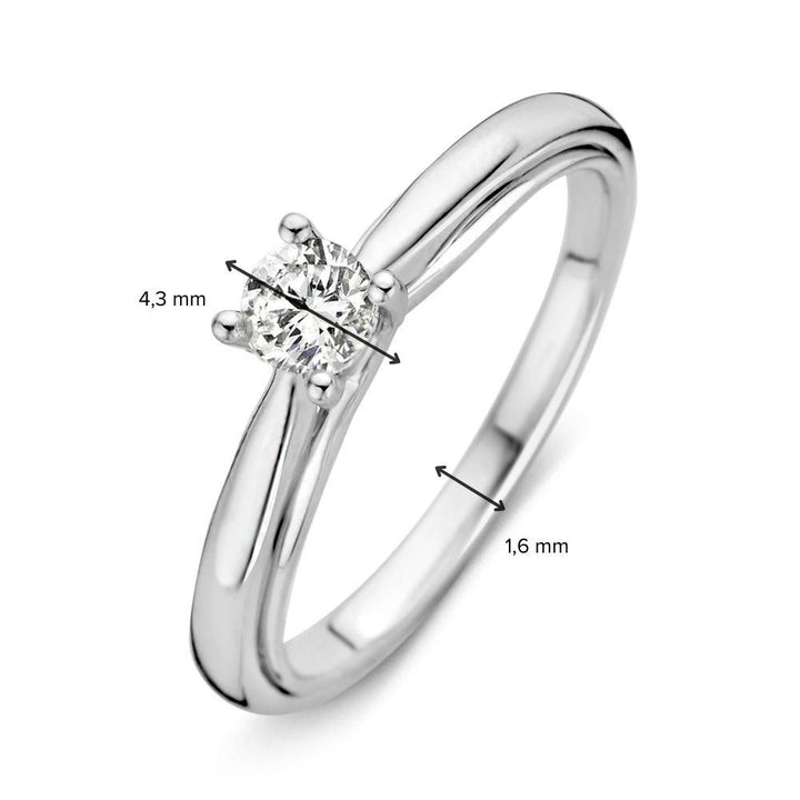 De Prachtige Witgouden Solitair Ring met Dubbele Band en 0.30 crt diamant van Excellent Jewelry straalt tijdloze elegantie uit dankzij de ronde diamant in vier pootjes, gezet op een stijlvolle dubbele band.