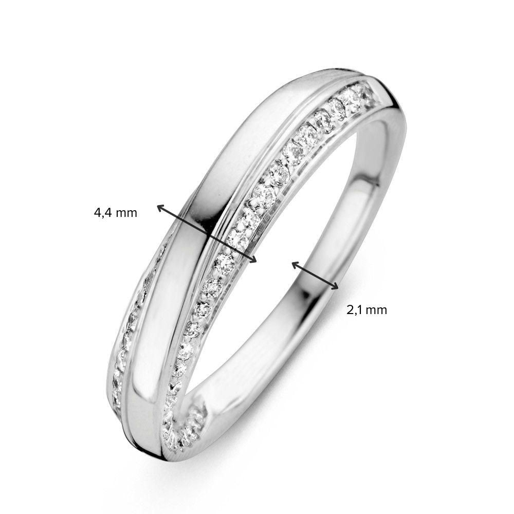 Eleganter Weißgoldring mit gedrehter Fassung und Brillant 0,32 Karat