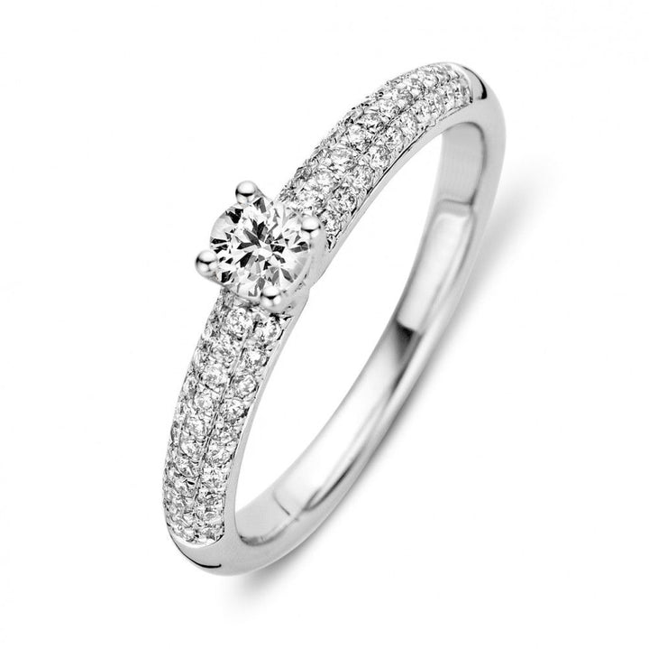 De Excellent Jewelry Stunning White Gold Ring heeft 0,47 karaat totaal diamantgewicht met een centrale ronde steen en twee rijen kleinere diamanten, prachtig weergegeven op een witte achtergrond.
