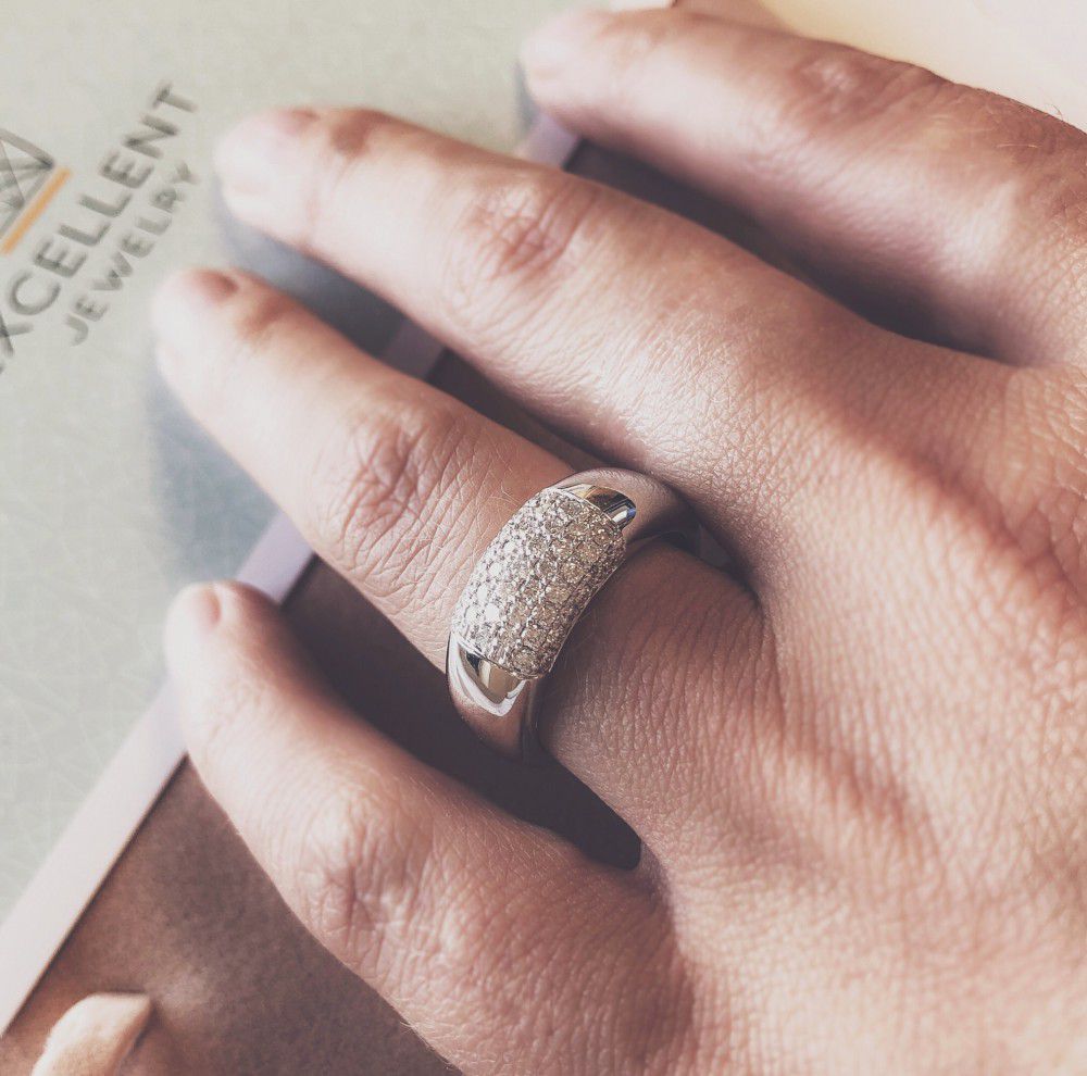 Kräftiger Ring aus Weißgold mit Pavé-Diamanten (insgesamt 0,67 Karat)