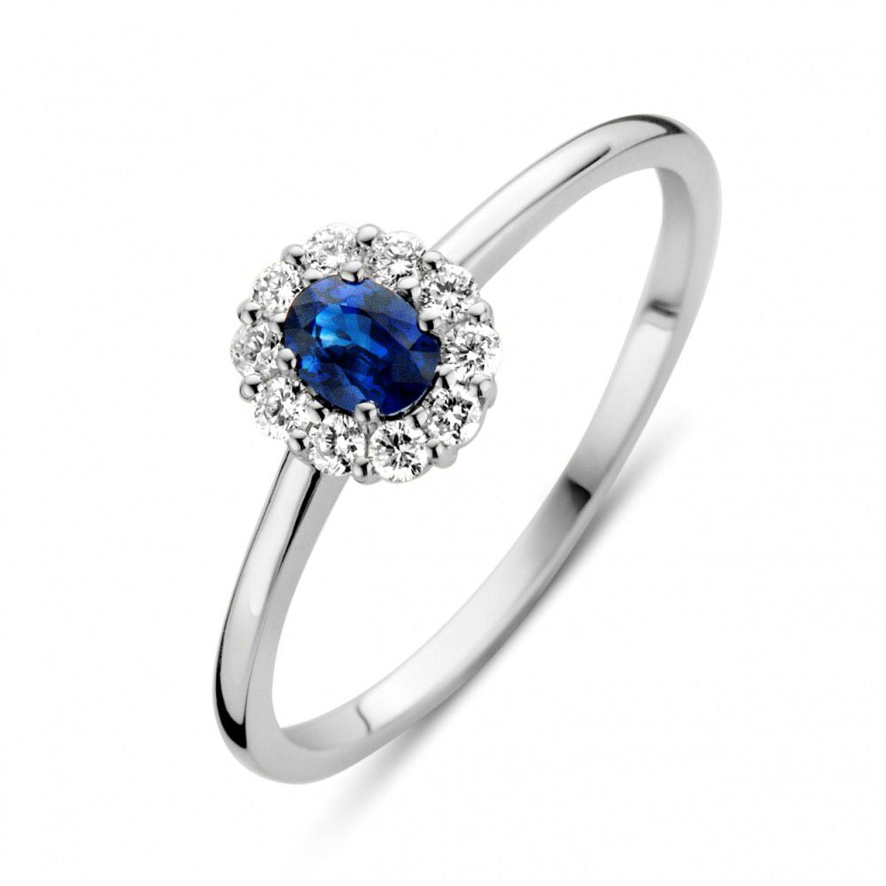 Ring aus Weißgold mit blauem Saphir und Diamanten, ovaler Saphir umgeben von kleinen Brillanten