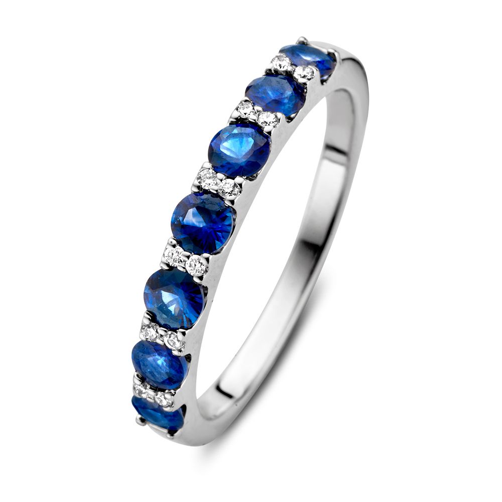 Ring aus 14 Karat Weißgold mit blauen Saphiren und Diamanten, sieben blaue Steine in Reihe.