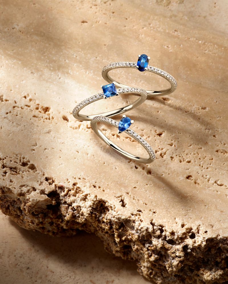 14 Karat Weißgoldring mit Saphir im Princess-Schliff und 0,10 Karat Diamanten