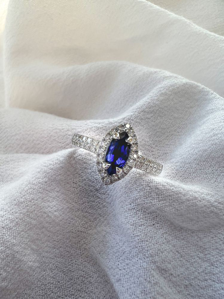14 Karat Weißgoldring mit Marquise-Saphir und 0,53 Karat Diamanten
