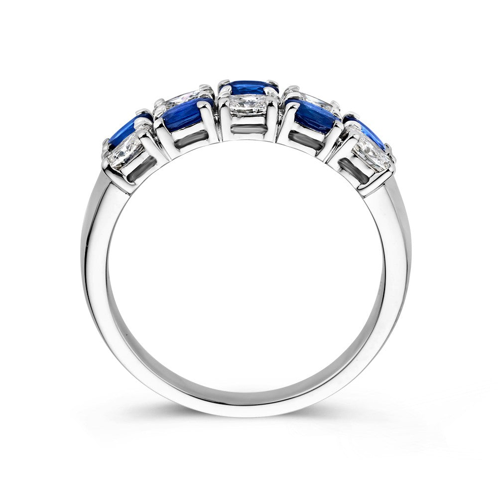 14 Karat Weißgoldring mit oval geschliffenem blauem Saphir und 0,70 Karat Diamanten