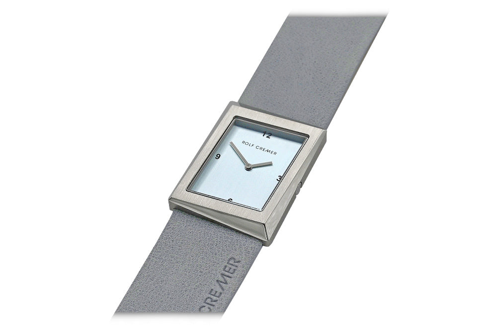 Quadratische Uhr mit silbernem Gehäuse und blauem Zifferblatt, grauem Stretch-Armband