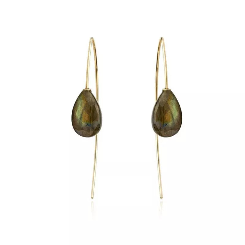 Goldene Ohrringe mit tropfenförmigem Labradorit und feinem, langem Design
