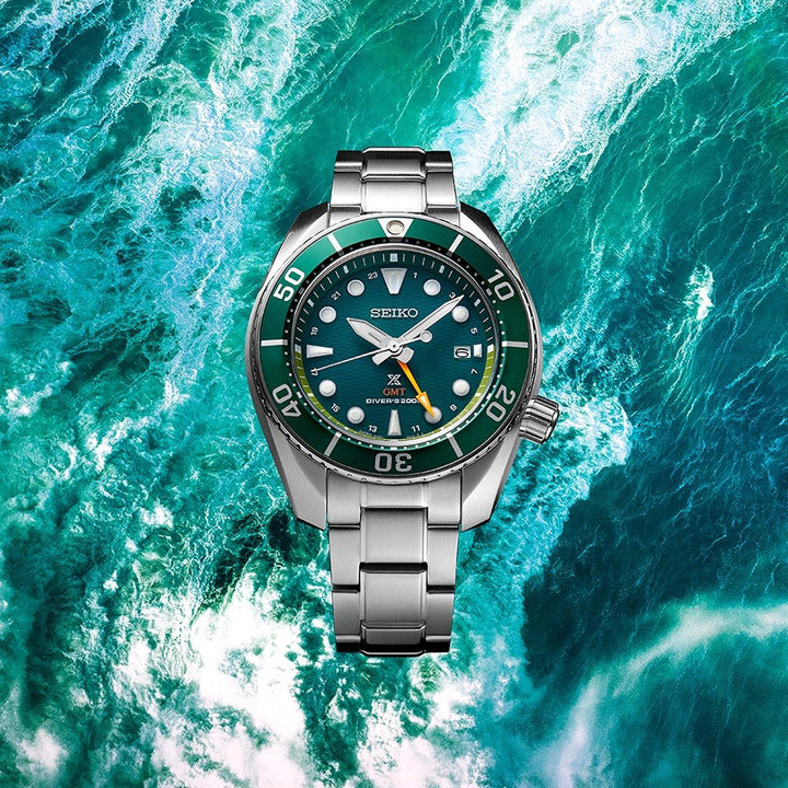 Het Seiko Prospex herenhorloge SFK003J1 heeft een roestvrijstalen kast, een diverse groene en zwarte lunette, een door de oceaan geïnspireerde groene wijzerplaat met kleurverloop, een datumvenster, opvallende uurmarkeringen en een efficiënt uurwerk op zonne-energie.