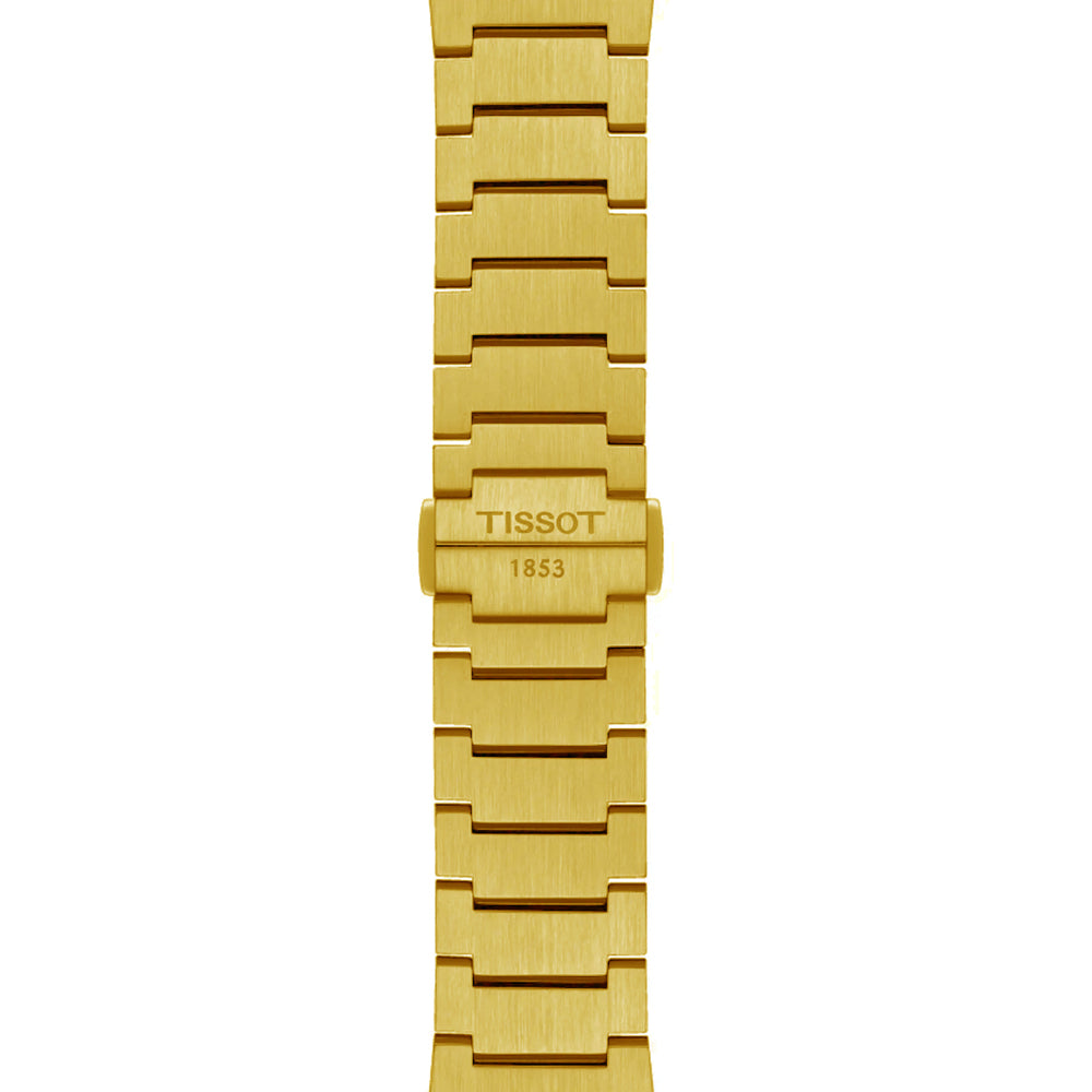 Close-up van een gouden Tissot PRX 35mm armband, met in elkaar grijpende schakels en een sluiting gegraveerd met TISSOT 1853. Het horloge heeft saffierglas en een betrouwbaar Zwitsers kwartsuurwerk.