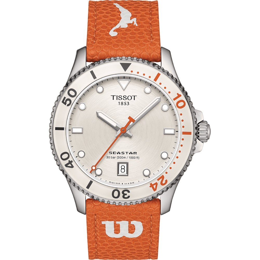 Uhr mit silbernem Gehäuse, weißem Zifferblatt und orangefarbenem Lederarmband mit Wilson-Logo