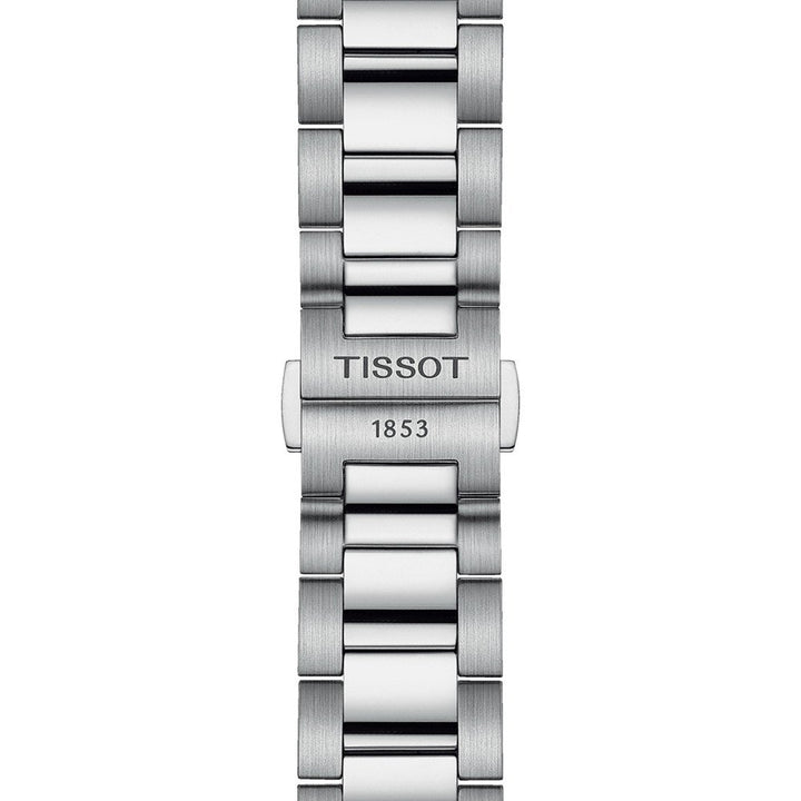 Een close-up van de Tissot PR 100 heren horlogeband met 'TISSOT' en '1853' op de sluiting. De zilveren band heeft geborstelde en gepolijste metalen schakels.