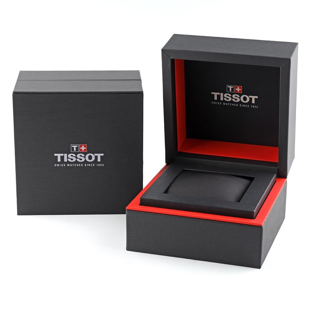Open Tissot horlogedoos met zwart en rood interieur wordt naast de bijpassende gesloten buitendoos geplaatst. Beide zijn voorzien van het merk Tissot en benadrukken de elegantie van de Tissot PRX 35mm op een effen witte achtergrond.