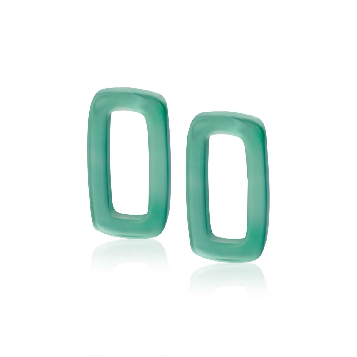 Ohrstecker in rechteckiger Form aus grünem Material mit mattem Finish