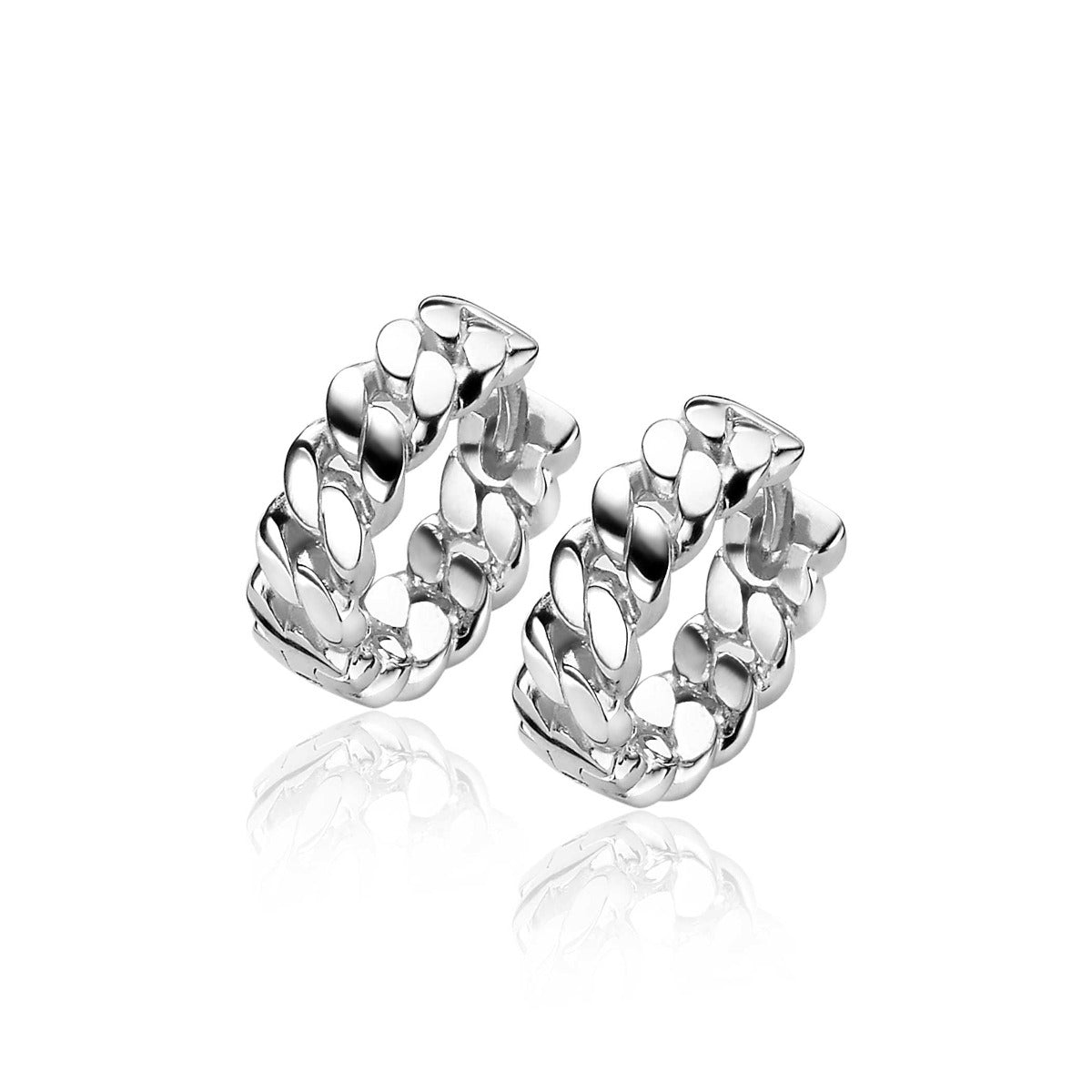 Ohrringe aus Silber mit einem modernen, gewellten Design und glänzender Oberfläche