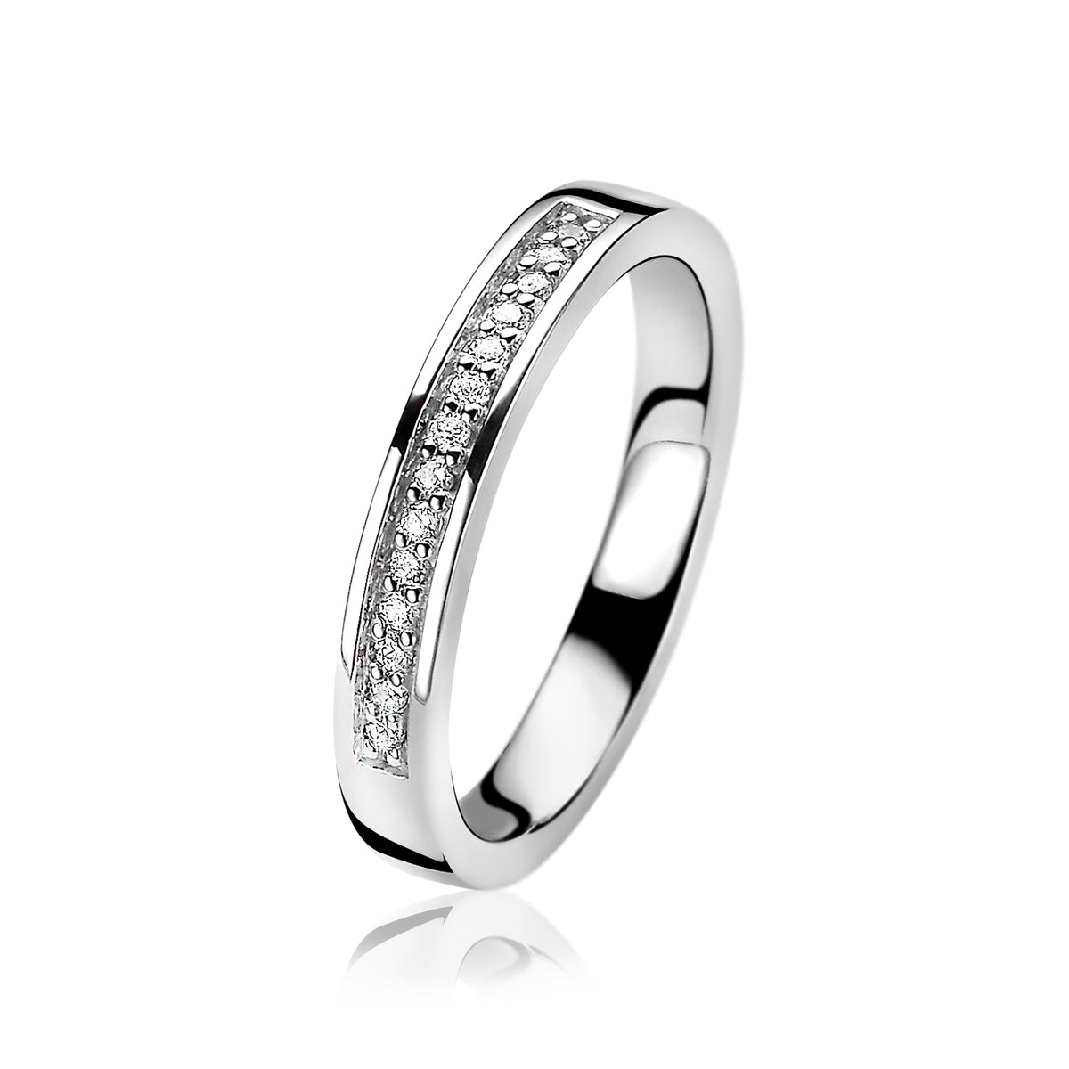 Ring aus Silber mit glattem Design und einer Reihe von kleinen, funkelnden Zirkonia-Steinen