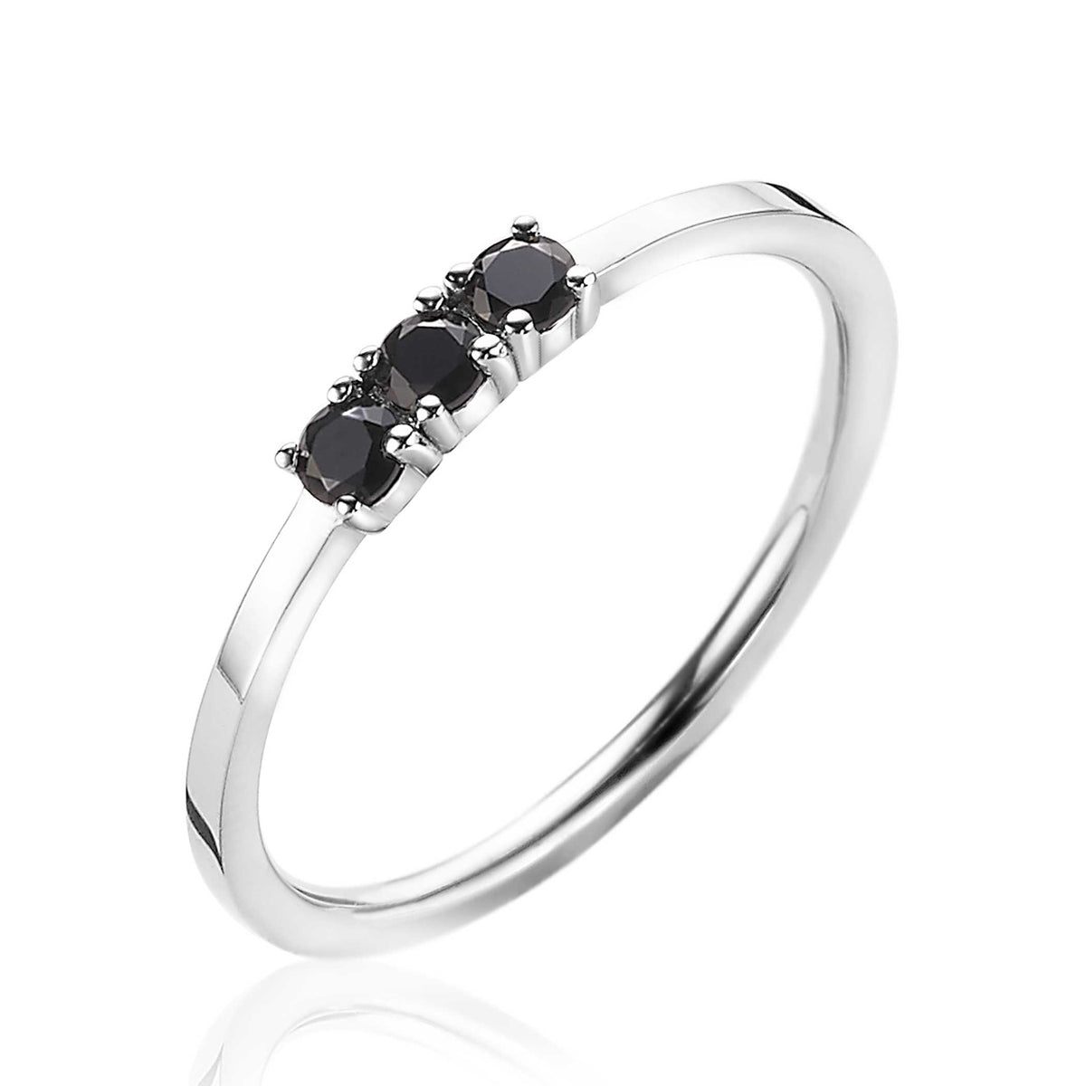 Ring aus Silber mit drei schwarzen Edelsteinen in einer schlichten Fassung