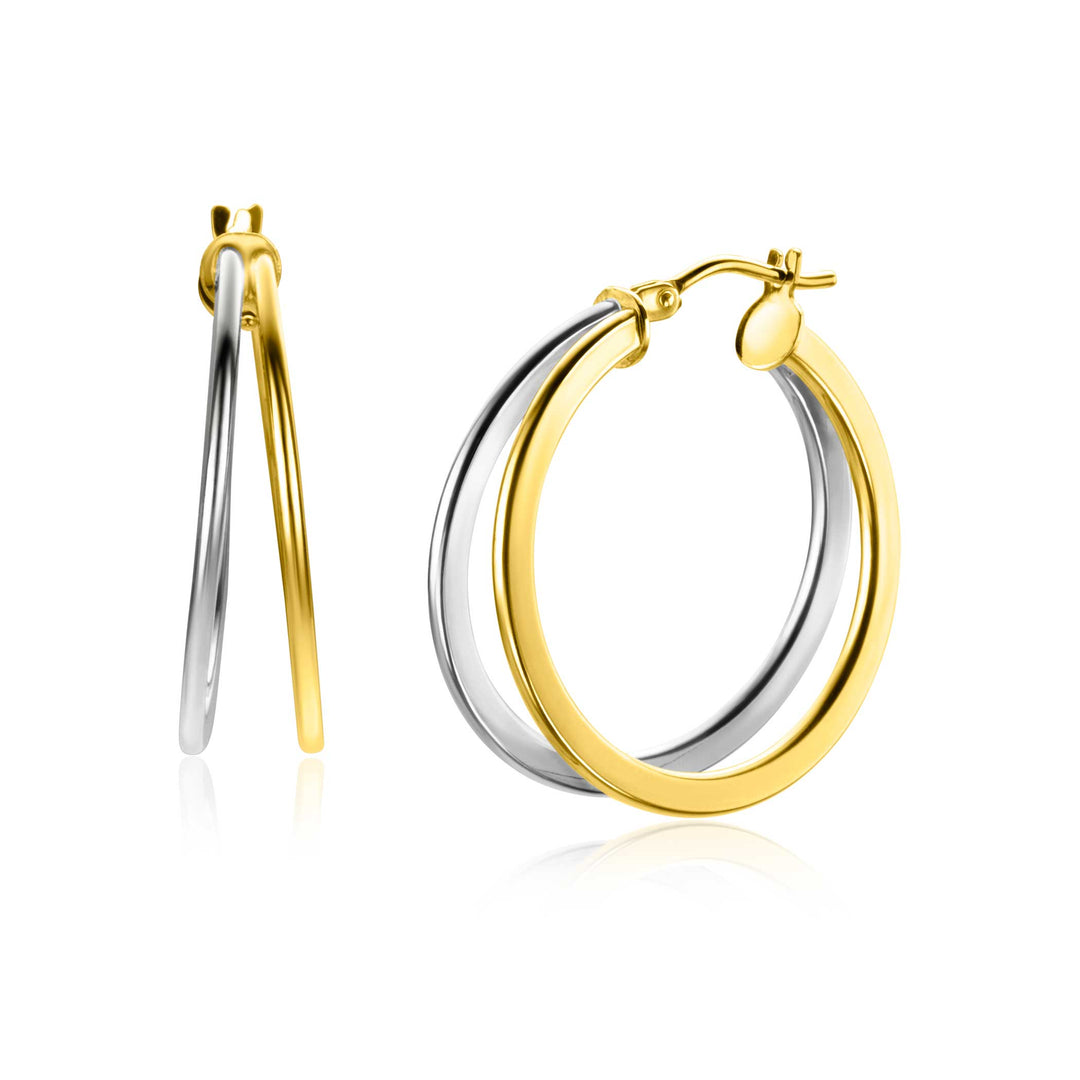 De Zinzi Oorbellen Goud Zgo339 B hebben een trendy dubbele buis-ontwerp, met één gouden en één zilveren hoepel - één rechtop, de andere plat. Deze strakke oorbellen hebben een gepolijste afwerking en een veilige sluiting.
