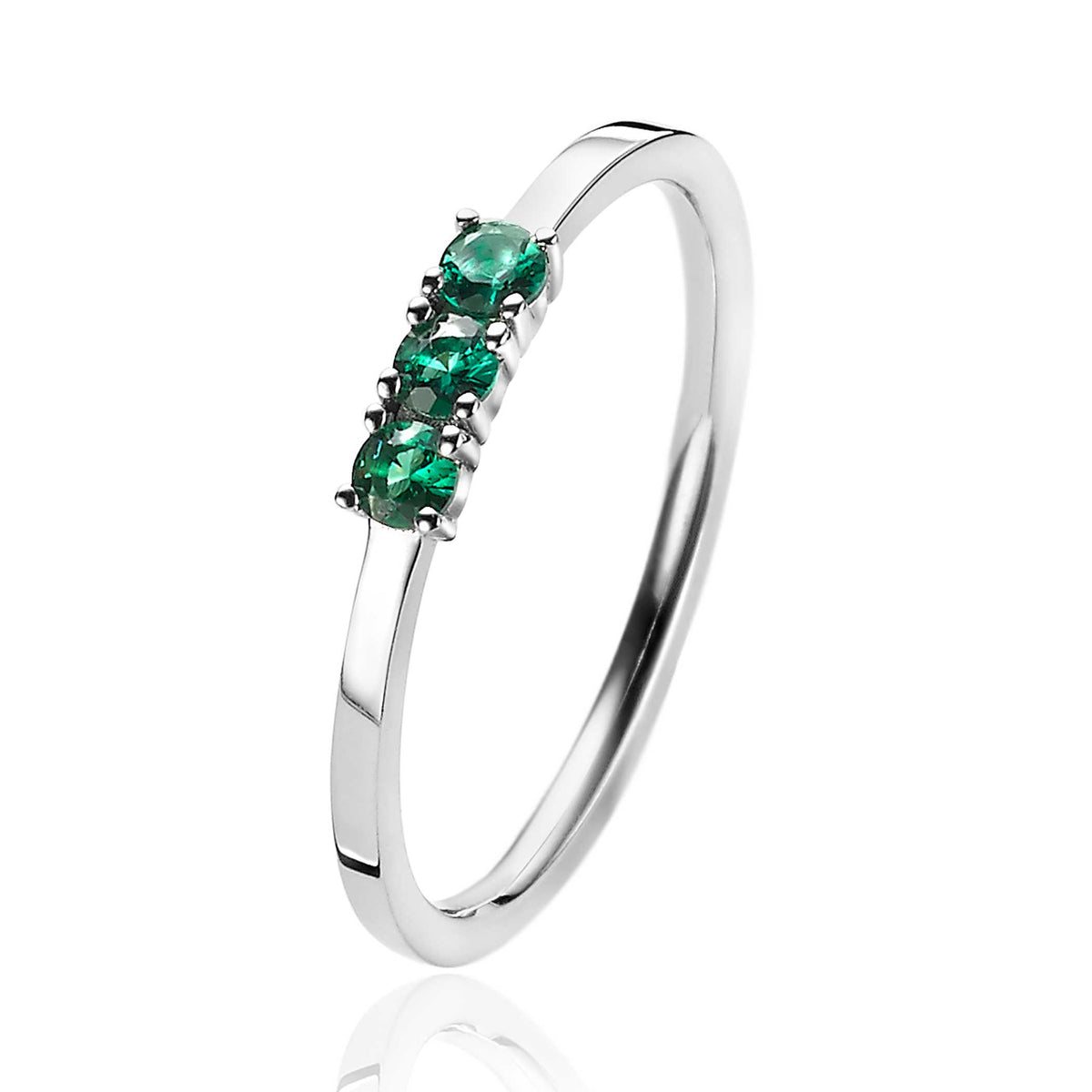 Ring aus Silber mit drei grünen Edelsteinen in einer schlichten Fassung