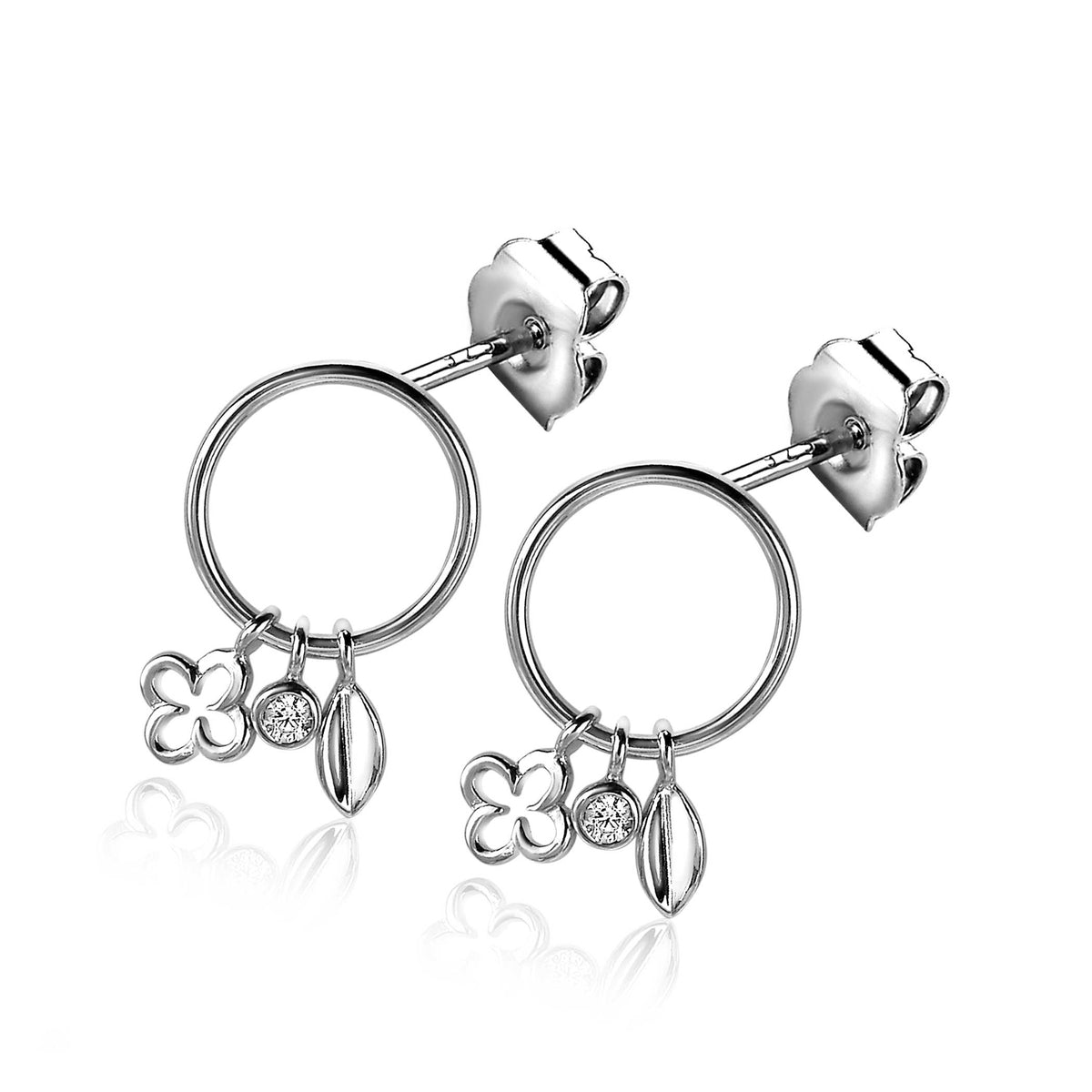 Silberne Ohrringe mit runden Ringen, blütenförmigen Anhängern und einem kleinen Edelstein