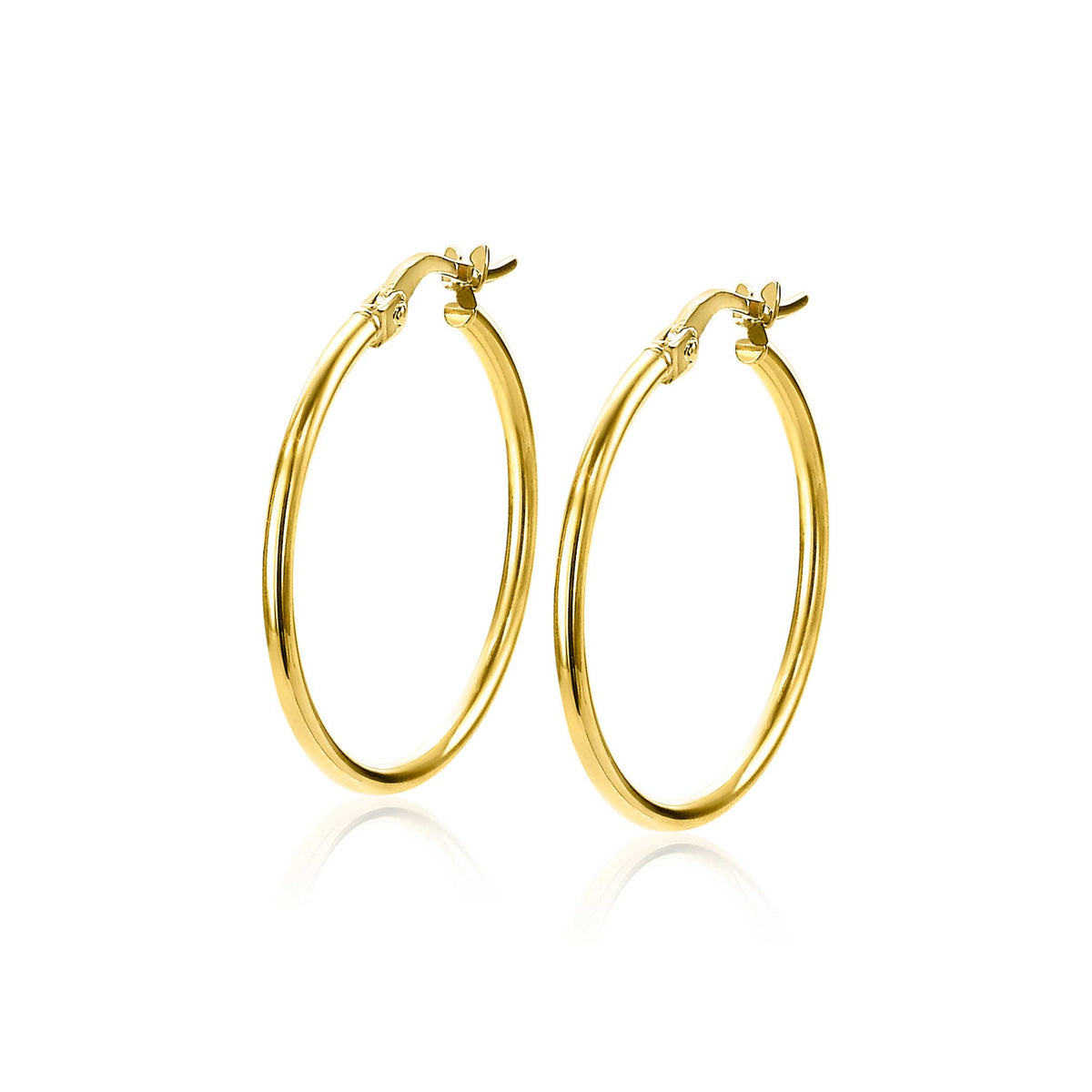 Goldene Creolen mit glänzender Oberfläche und klassischem Design