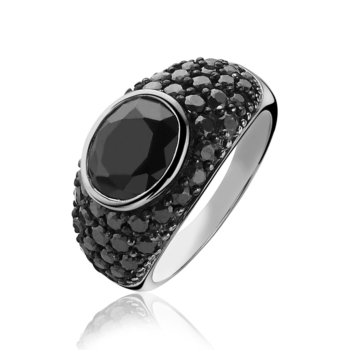 Ring aus Silber mit schwarzem Zirkon und schwarzen Steinchen, ovaler Form und glänzender Oberfläche