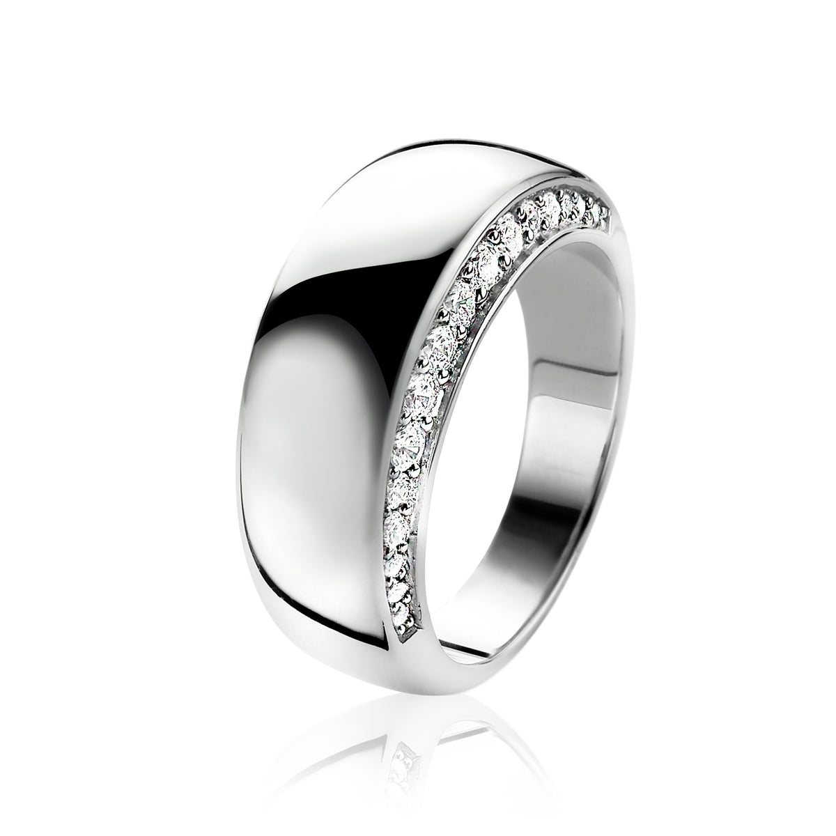 Ring aus Silber mit glatter Oberfläche und einer Reihe von klaren Edelsteinen an der Seite