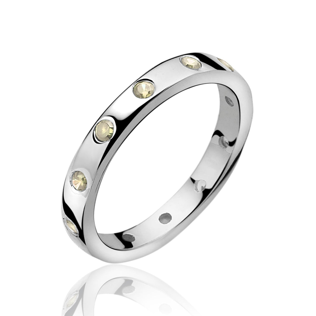 Ring aus Silber mit klaren Edelsteinen und glänzender Oberfläche
