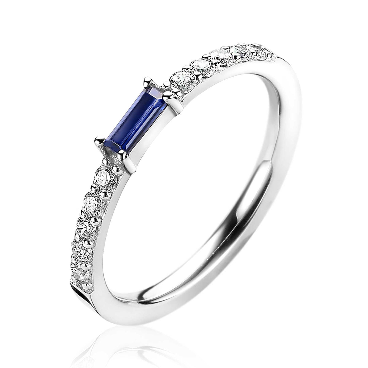 Ring aus Silber mit blauem Edelstein und weißen Zirkonia-Steinen entlang des Rings