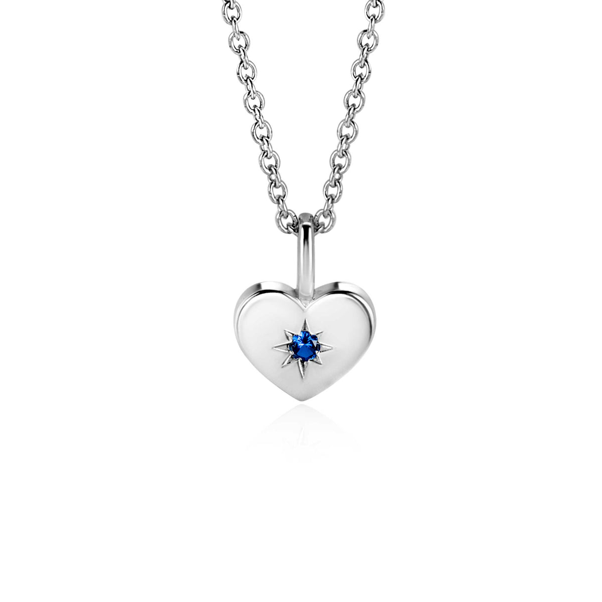 Herzanhänger aus Silber mit blauer Steinmitte und glänzender Oberfläche an einer Silberkette