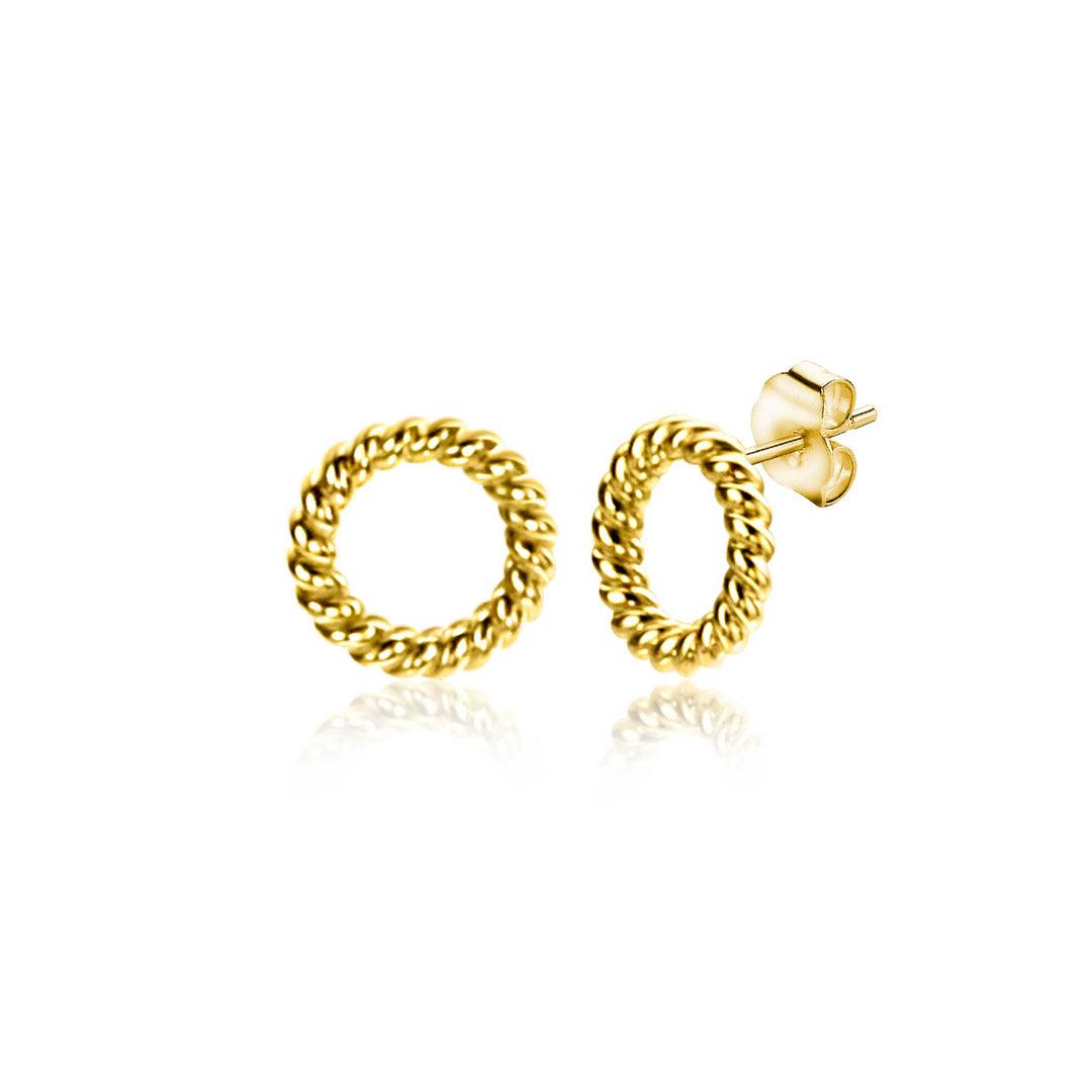 De elegante Zinzi Oorbellen Goud Zgo400 is voorzien van een gedraaid motief op een witte achtergrond. Deze cirkelvormige oorknopjes van Zinzi zijn voorzien van klassieke gouden vlinderruggen voor veilig dragen.
