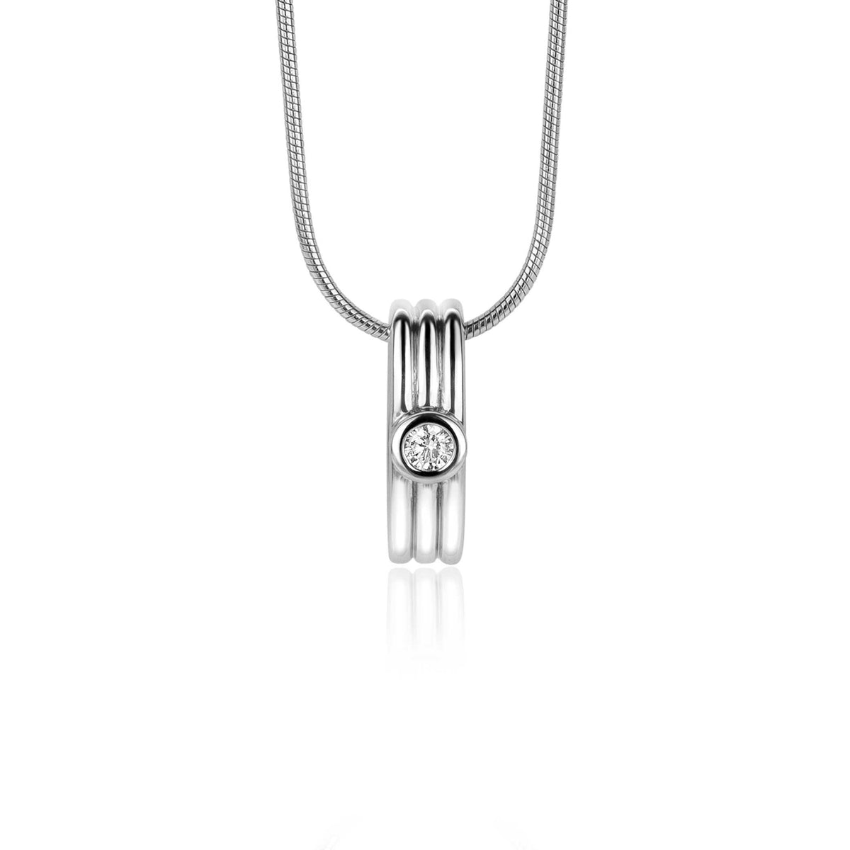 Hänger aus Silber mit einem kleinen Edelstein und gestreifter Oberfläche