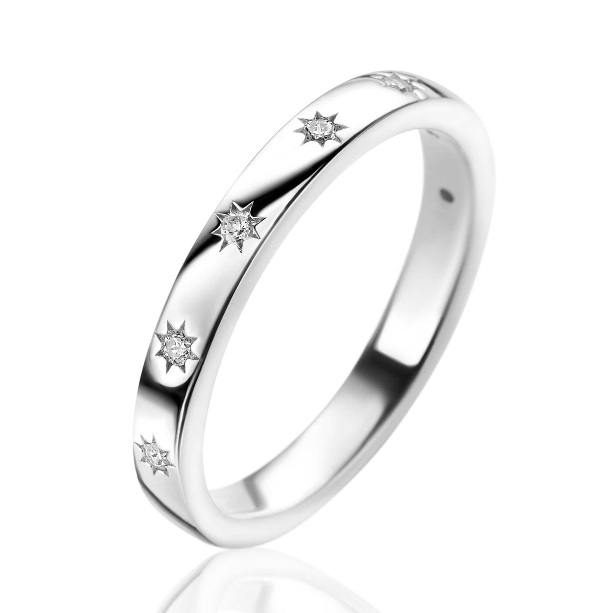 Ring aus Silber mit fünf kleinen, funkelnden Sternen als Dekoration