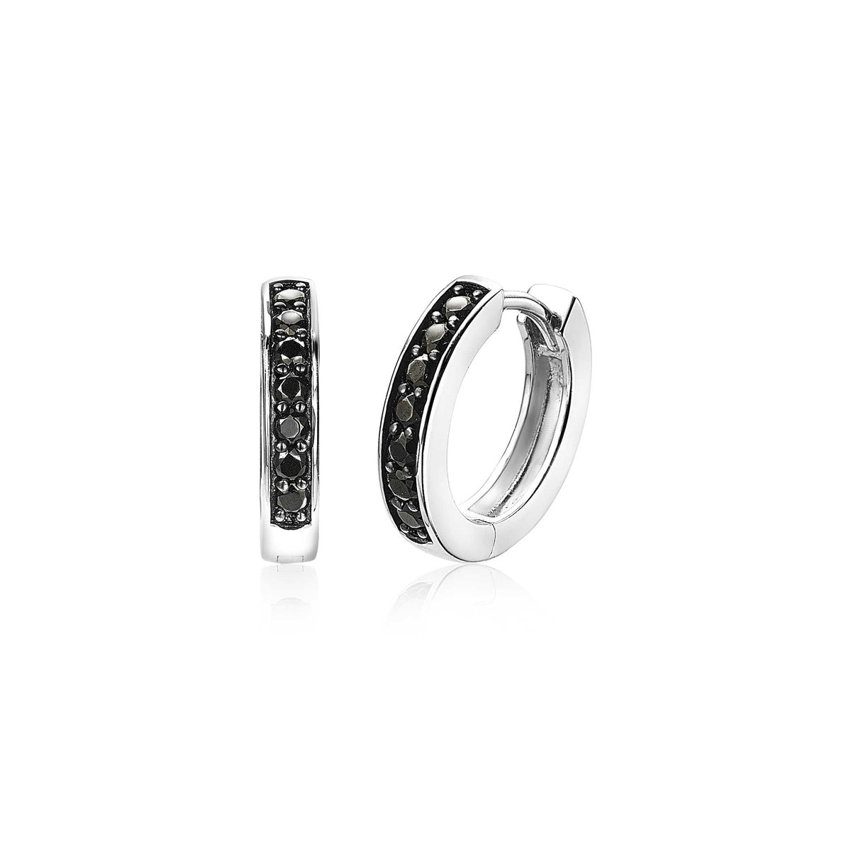 Ohrringe aus Silber mit schwarzem Steinbesatz und glänzender Oberfläche